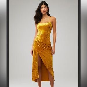NWT Saylor Cyndey Elegant Gold Velvet Midi Dress - Medium - yellow